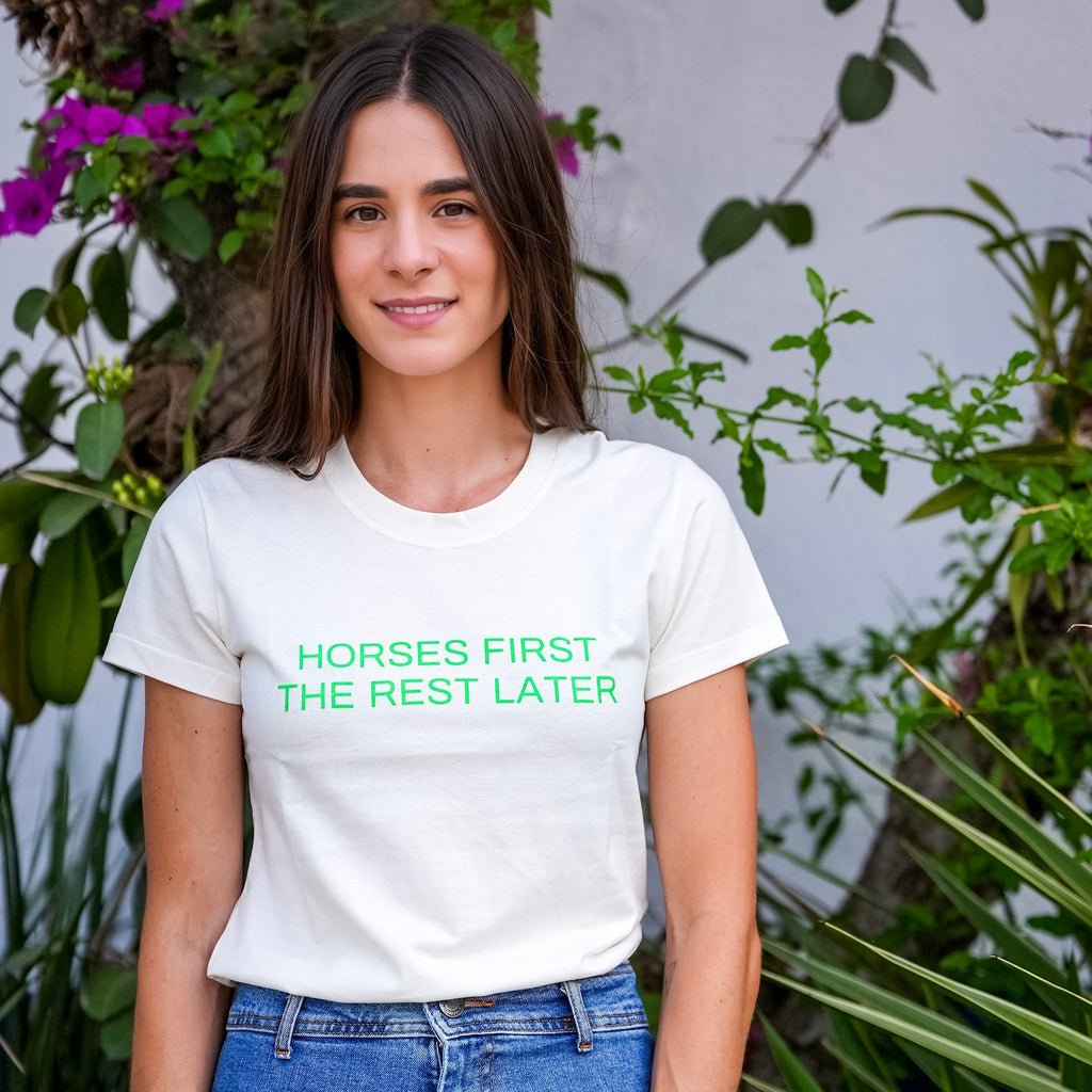 Camiseta "horses first the rest later” verde o